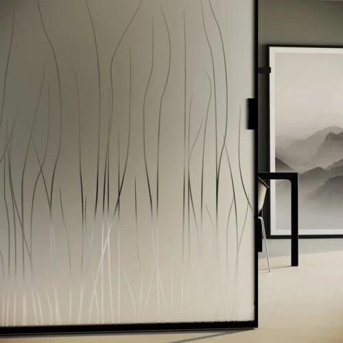 detalhe de divisória com vidro serigrafado com linhas que remetem ao capim do fabricante cinex