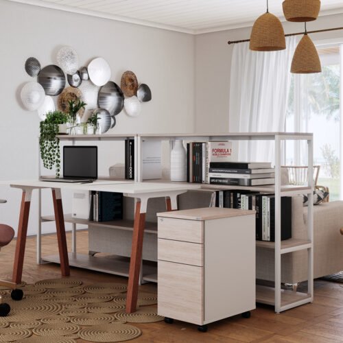 espaço de trabalho na praia com mesa, estantes, gaveteiro e cadeira da marelli, em tons predominantes de bege e amadeirado